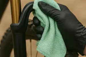 Federgabel und Stoßdämpfer pflegen – So bleibt dein Fahrradfahrwerk zuverlässig